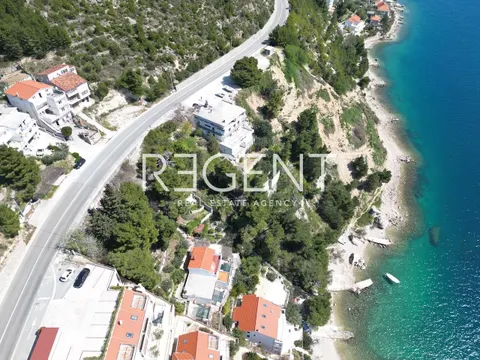 Omiš, Stanići - građevinsko zemljište 1214 m2 s projektom