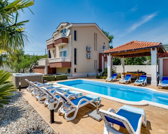 Split, Kaštela - Vila s bazenom i pogledom na more 333 m2