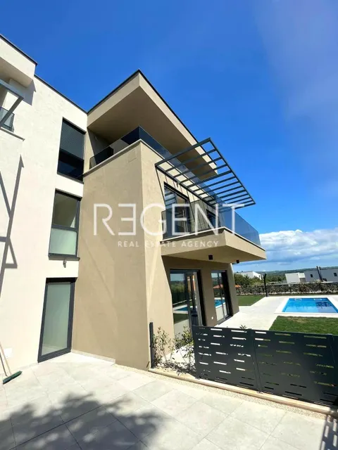 Istra, Tar - Ekskluzivan penthouse s krovnom terasom u novogradnji 130 m2
