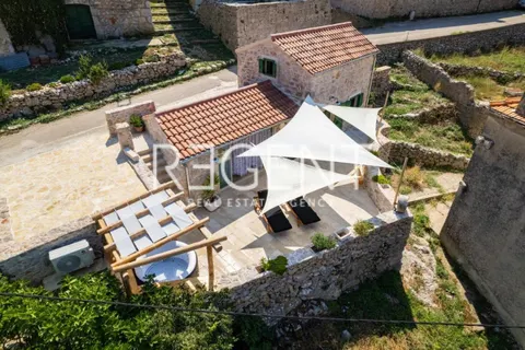Hvar - Kamena kuća modernog dizajna 70m2