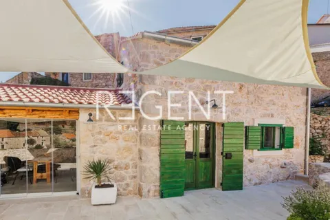 Hvar - Kamena kuća modernog dizajna 70m2