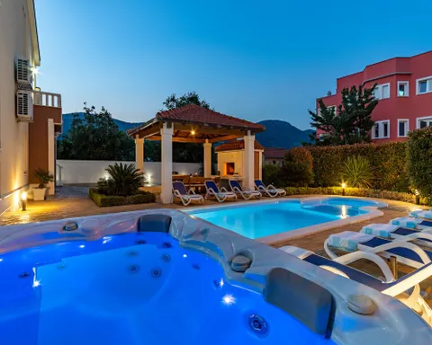 Split, Kaštela - Vila s bazenom i pogledom na more 333 m2