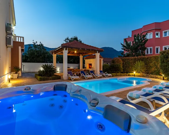 Split, Kaštela - Vila s bazenom i pogledom na more 333 m2