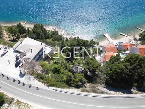 Omiš, Stanići - građevinsko zemljište 1214 m2 s projektom