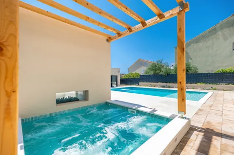 Trogir - Nova moderna vila od 300m2 s bazenom i jacuzzijem