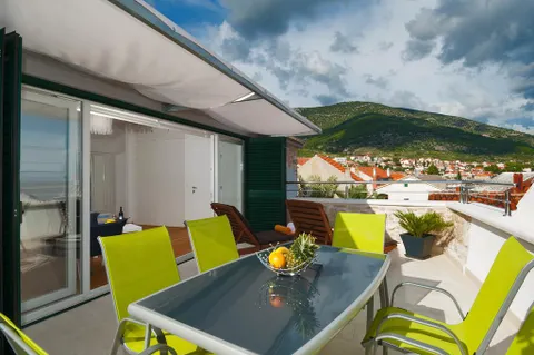 Otok Brač - Tradicionalna rustikalna kamena vila pored mora