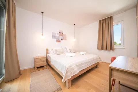 Zadar, Vrsi – trosobni apartmani s bazenom i pogledom na more