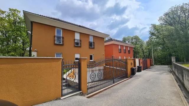 Zagreb, Remete - Vila s bazenom i dvorištem