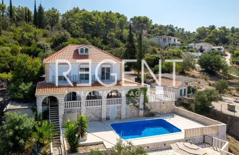 Šolta, Rogač - Mediteranska vila prvi red uz more 264 m2 ekskluzivna prodaja