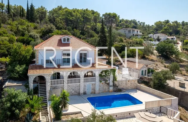 Šolta, Rogač - Mediteranska vila prvi red uz more 264 m2 ekskluzivna prodaja