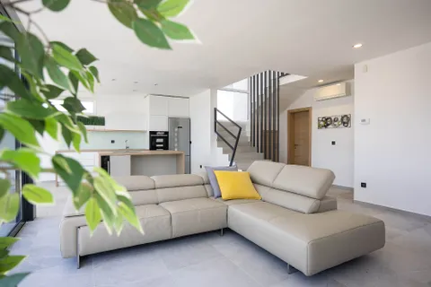 Krk, Linardići - Moderna luksuzna vila s infinity bazenom i pogledom na more 200m2