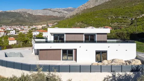 Split, Strožanac - Moderna vila s pogledom na more, bazenom i pomoćnim objektom 50 m2