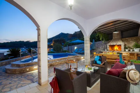 Otok Korčula – Šarmantna vila u uvali s bazenom 460 m2
