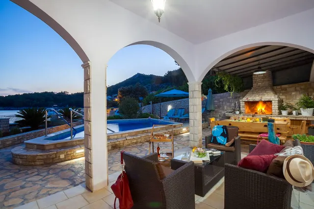 Otok Korčula – Šarmantna vila u uvali s bazenom 460 m2
