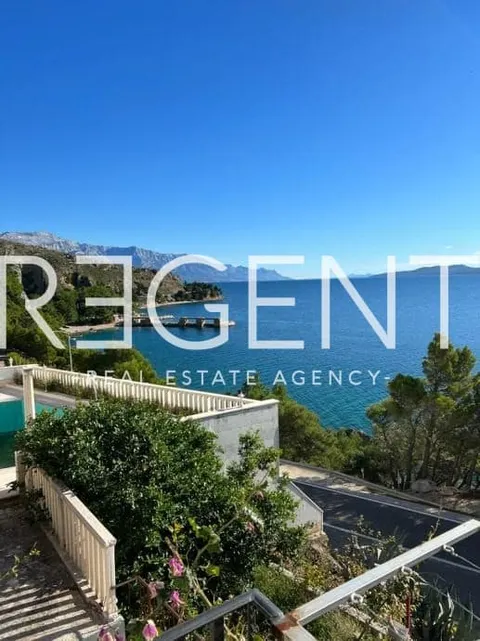 Omiš, Lokva Rogoznica - Stan prvi red uz more 40 m2