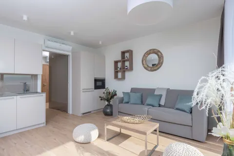 Omiš, Brzet - Dvosoban apartman s bazenom uz more 76m2