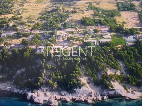 Omiš, Marušići - Ekskluzivno zemljište prvi red do mora, 4100m2
