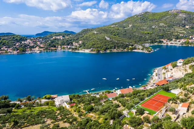 Dubrovnik, Zaton - Kamena kuća sa teniskim terenom i maslinikom