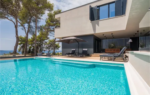 Zadar – Moderna vila okružena zelenilom s pogledom na more
