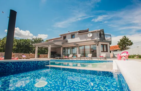 Imotski, Proložac - Moderno uređena vila 277 m2 na parceli 1360 m2 u mirnom okruženju