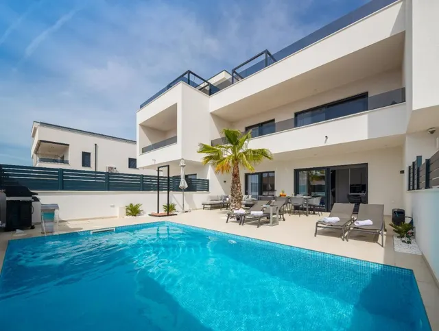 Šibenik, Vodice - Luksuzna vila na Jadranskoj obali