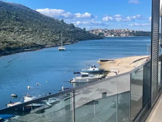 Rogoznica - Moderna stambena zgrada prvi red do mora, NOVOGRADNJA