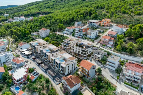 Trogir, Čiovo - Apartman u luksuznom apartmanskom naselju u blizini mora 75 m2
