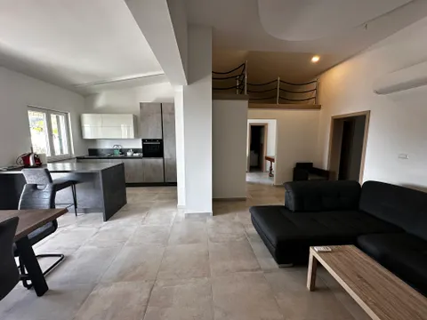 Split, Podstrana - Kuća sa tri stambene jedinice i pogledom na more 340m2