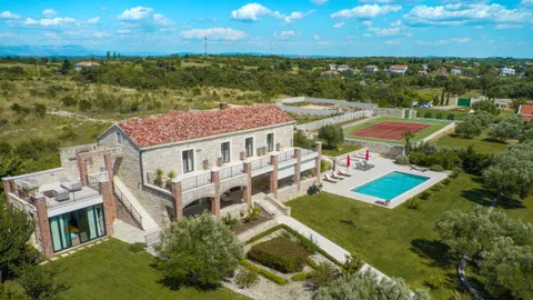 Zadar, Murvica – Prekrasna kamena vila s teniskim terenom na parceli 7800 m2