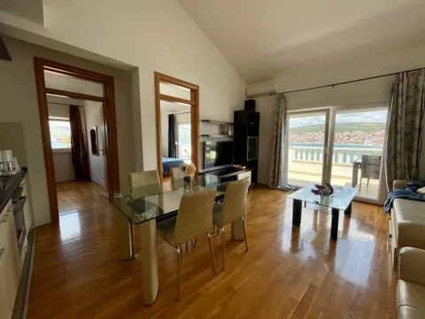 Čiovo – Trosoban stan 70 m², 1. red do mora