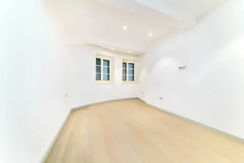 Zagreb, Britanski Trg - Luksuzan četverosoban stan s vrtom 198 m2