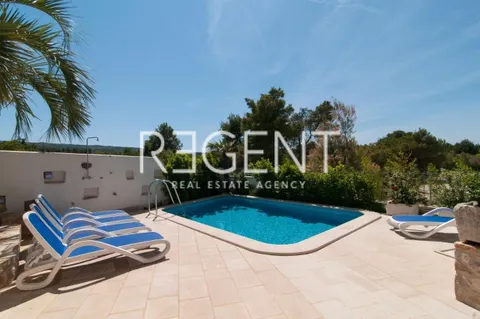 Brač, Mirca - Vila s bazenom uz more 330m2