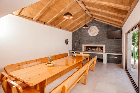 Imotski, Proložac - Moderno uređena vila 277 m2 na parceli 1360 m2 u mirnom okruženju