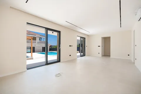 Trogir - Nova moderna vila od 300m2 s bazenom i jacuzzijem