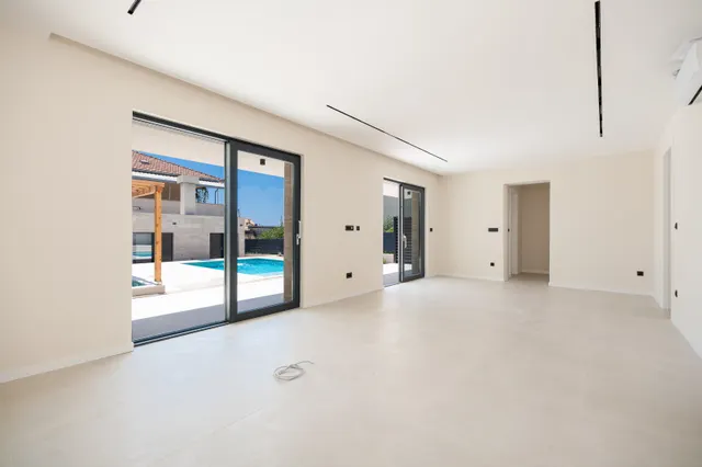 Trogir - Nova moderna vila od 300m2 s bazenom i jacuzzijem