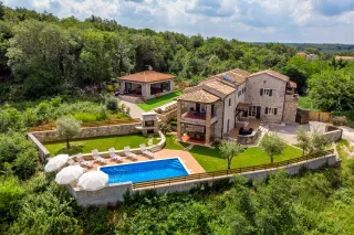Istra, Višnjan - Prekrasna kamena kuća s bazenom