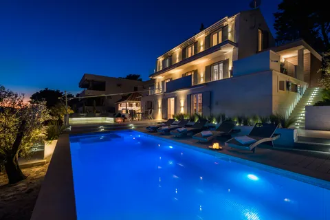 Brač, Milna - Moderna vila prvi red uz more, 264 m2