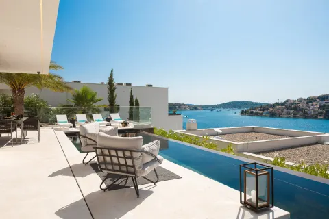 Šibenik, Rogoznica – Moderna vila s panoramskim pogledom na more