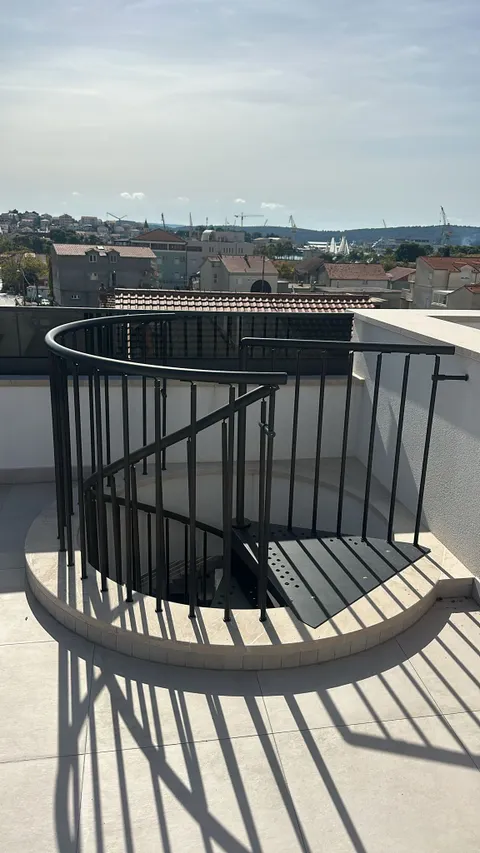 Trogir, Okrug Gornji - Dvosoban stan sa balkonom i krovnom terasom 67,19 m²