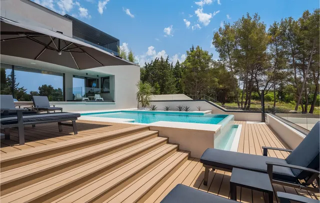 Zadar – Moderna vila okružena zelenilom s pogledom na more