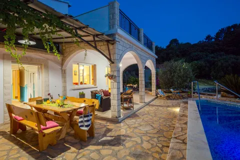 Otok Korčula – Šarmantna vila u uvali s bazenom 460 m2