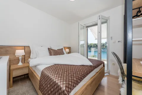 Brač, Milna - Moderna vila prvi red uz more, 264 m2