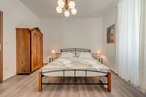 Trogir, centar- Kamena kuća 174 m2