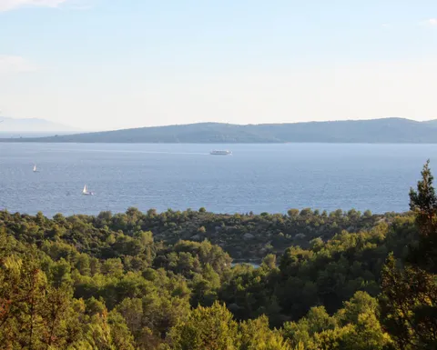 Brač, Sutivan - Građevinsko zemljište s pogledom na centar mjesta (1.543 m2)