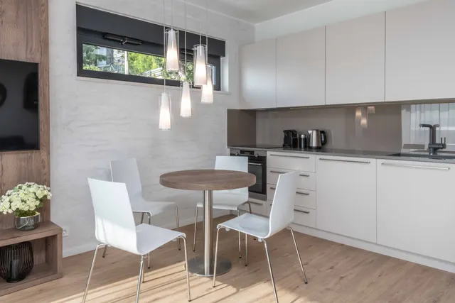 Omiš, Brzet - Dvosoban apartman s bazenom uz more 76m2