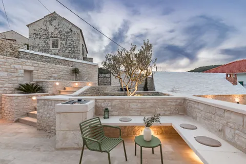 Brač, Pučišća - Prekrasna kamena vila 120 m2