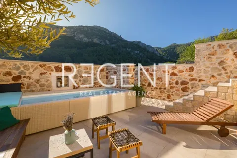Hvar- kamena vila unikatnog dizajna 250m2
