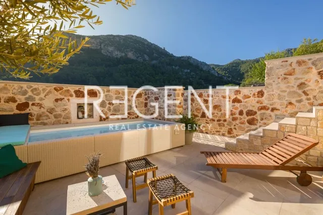Hvar- kamena vila unikatnog dizajna 250m2