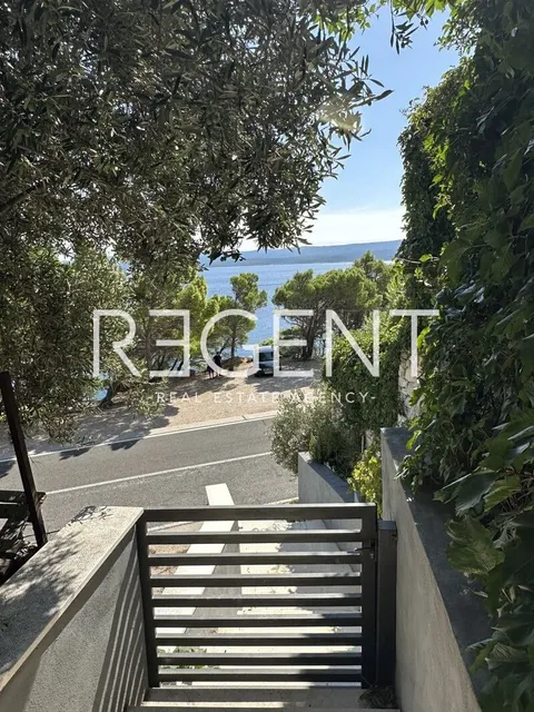Omiš, Lokva Rogoznica - Stan prvi red uz more 40 m2