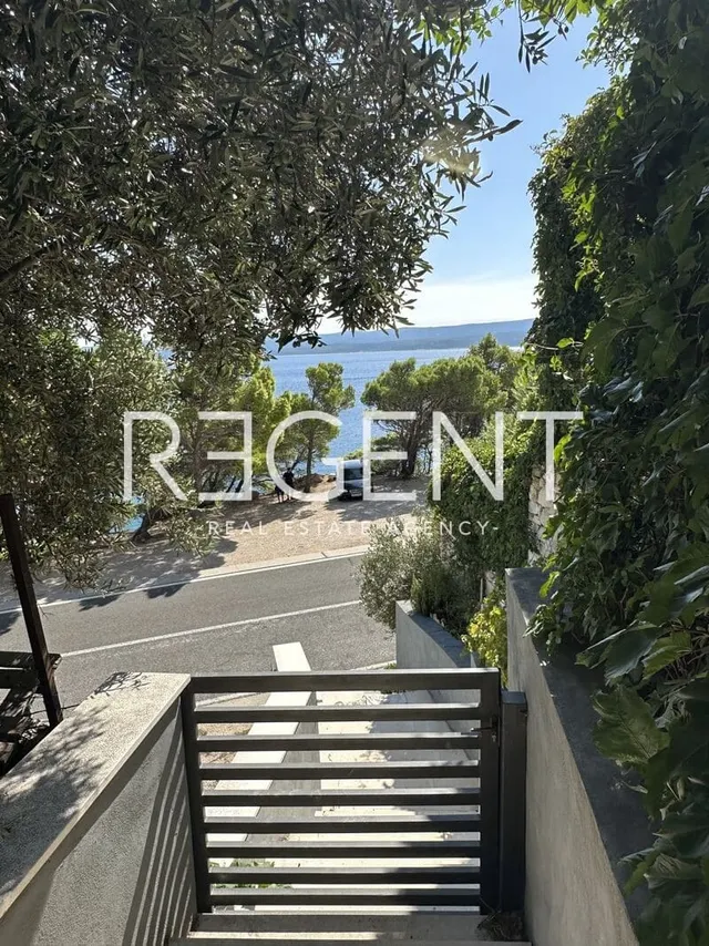 Omiš, Lokva Rogoznica - Stan prvi red uz more 40 m2